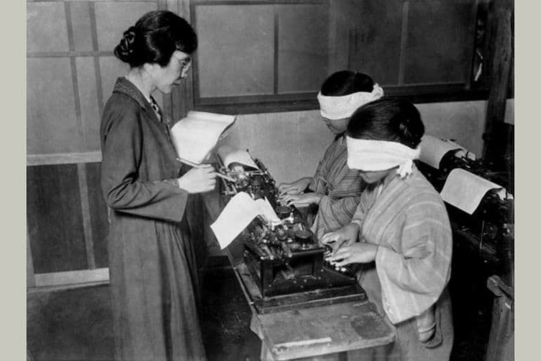 <1924(大正13年)> タイピストを目指し、目隠しして英文タイプを学ぶ女性たち。「職業婦人」を対象にした当時の調査によると、男性同様に働い ...