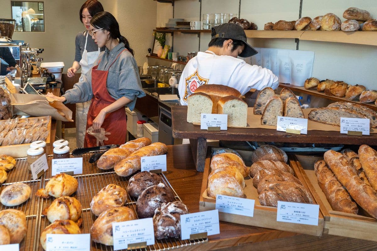 モードな街角〉男子ががんばるイタリアのバレンタインデー | 朝日新聞デジタルマガジン＆[and] 140個 バレンタインデー 蜂 掲示板 教室装飾 蜂  鉱山 バレンタイン ハート アクセント 切り抜き ネームタグ ボーダー トリム, image size:1200x800