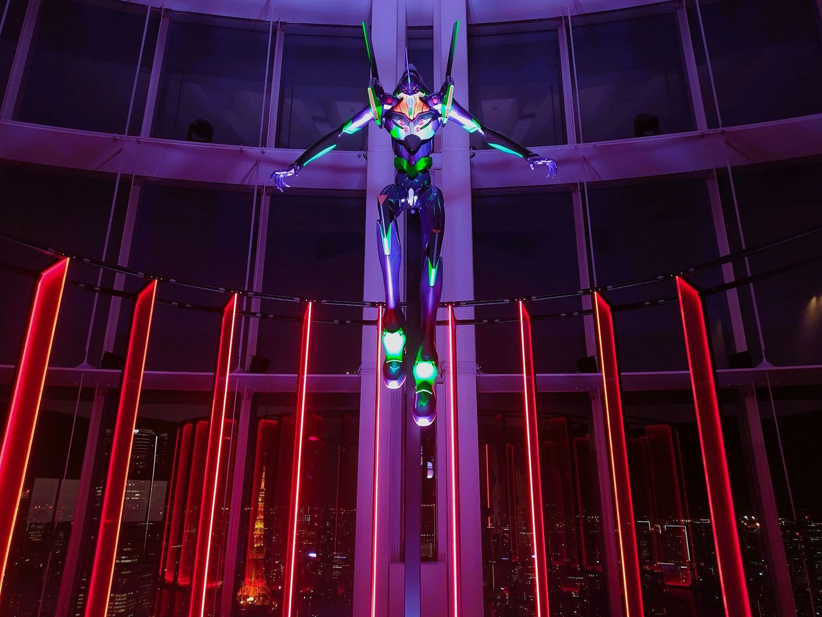 エントランスのフォトスポットで来場者を出迎えるエヴァンゲリオン初号機。窓のすぐ向こうには東京タワーも見える