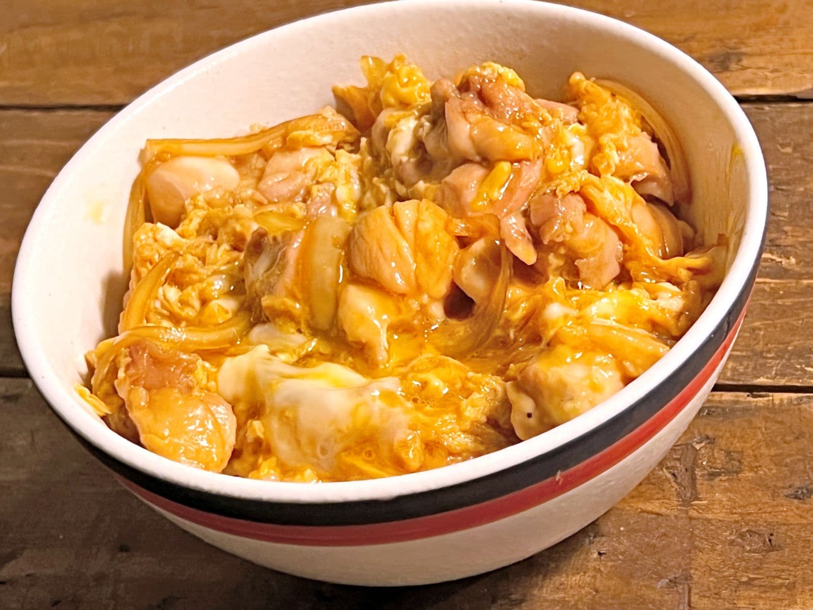 火を消す直前の“追い卵”で仕上げた、ふわふわ、とろっとろの親子丼