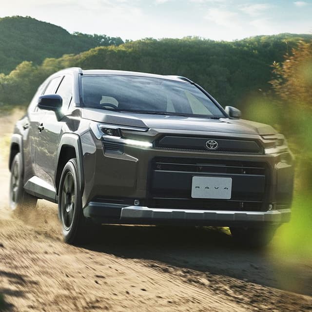 後輪はモーターで駆動する4WDシステム「E-Four」を搭載(写真はAdventure)