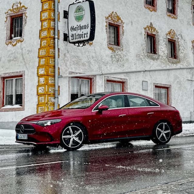 窓枠がじつはフレスコ画というのがチロル地方の建築の特徴のもよう