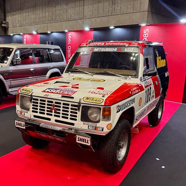 三菱自動車によるパジェロ「パリ・ダカールラリー優勝車(1985年)」(右手前)