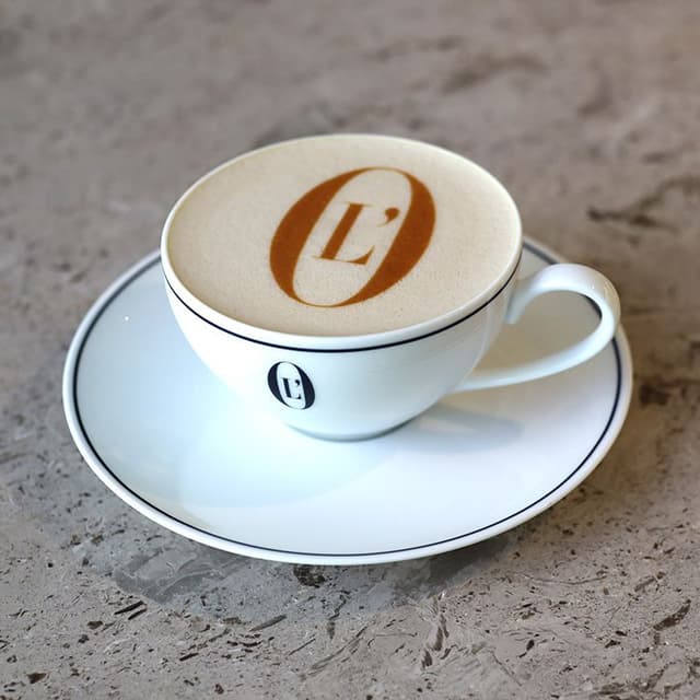 おしゃれなロゴマークがあしらわれた「カフェラテ」