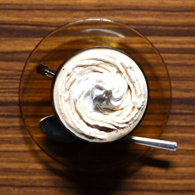 カフェオーレにたっぷりのホイップクリームを載せた「モンテカルロ」も美味
