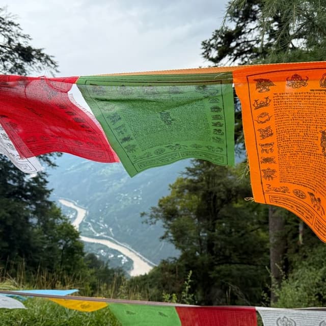 標高3,000m「達磨祖師洞」の巡礼路から金沙江を見下ろす=中国雲南省・塔城(ターチェン)村